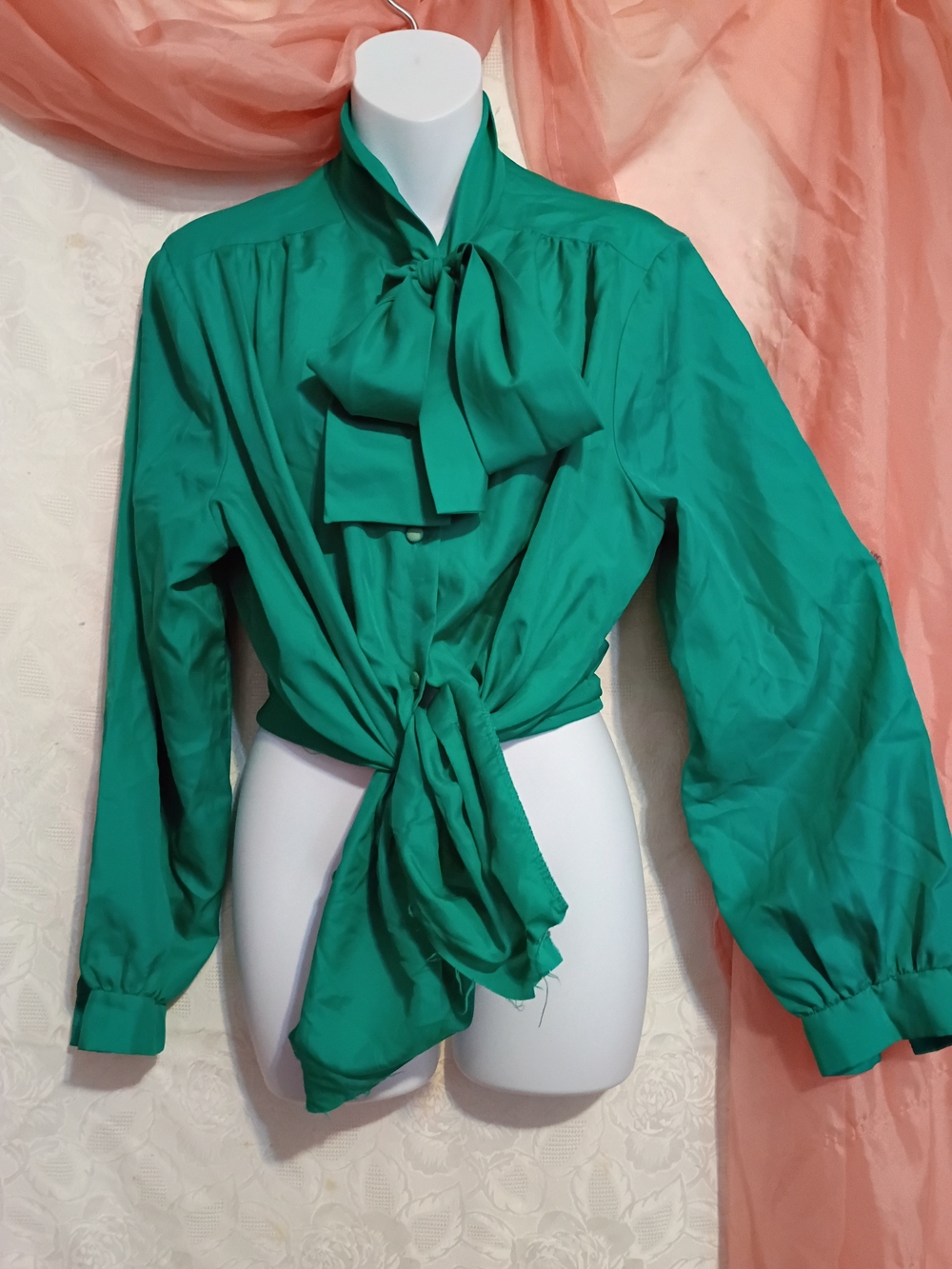Alicia Ladies Tie-Neck Button-Down Blouse in Emerald Green Sz 1 X